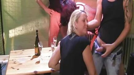 Büyük memeli Kız onu türk amatör porno kedi gösterir