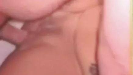 Kamera için daha amatör ev pornosu az giysi ile güzel bir burlesque güzellik